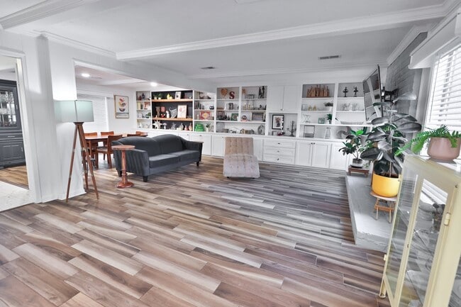 Building Photo - 16322 Southampton Dr