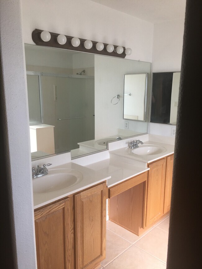 Building Photo - 808 7th St NE