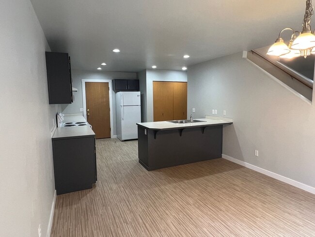 Building Photo - Spacious 4-Bedroom Townhome in Edmonds | Mukilteo School District | Available NOW