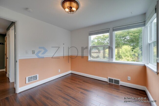 Building Photo - 4522 NE 54th St