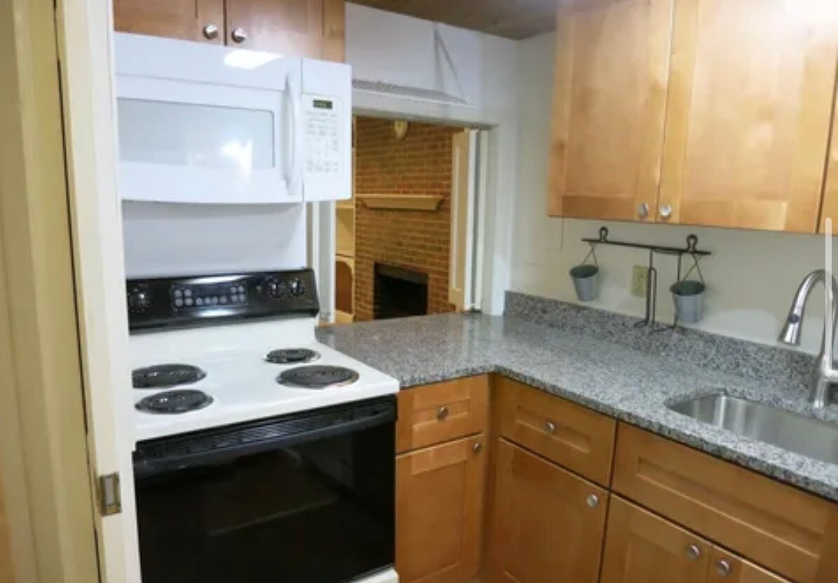 Building Photo - 420 1/2 N Saint Asaph St