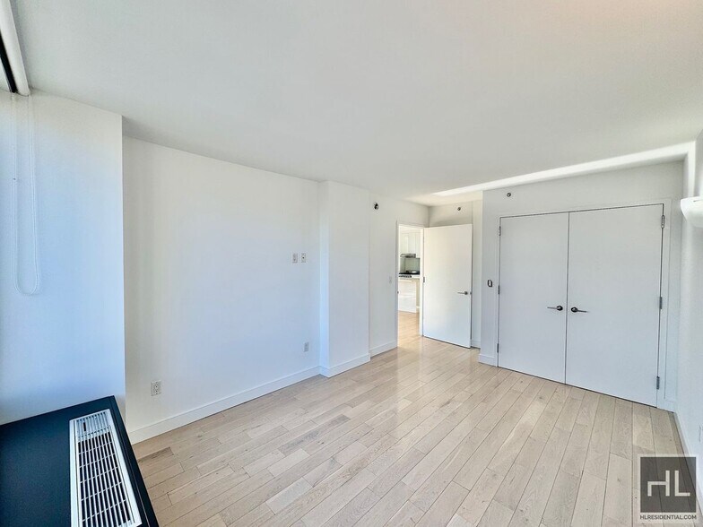 Building Photo - Stunning rent stabilized 1 bedroom with private balcony, onsite laundry, gym & roof deck