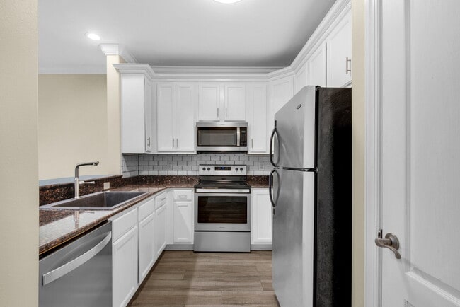 Building Photo - "Charming 3-Bedroom Townhouse Oasis in Destin!"