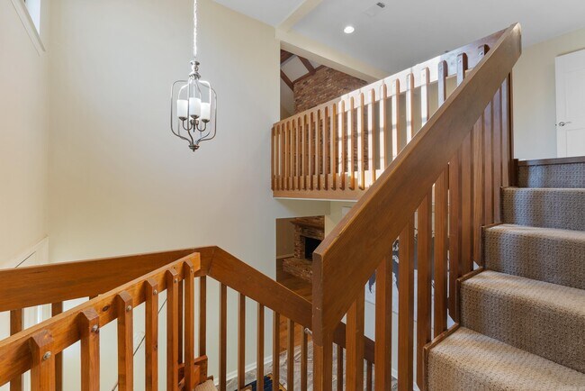 Building Photo - 7 Oak Tree Cir