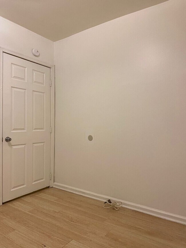 Building Photo - 6033 Elmwood Ave