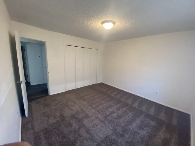 Building Photo - Cozy Condo Available NOW!