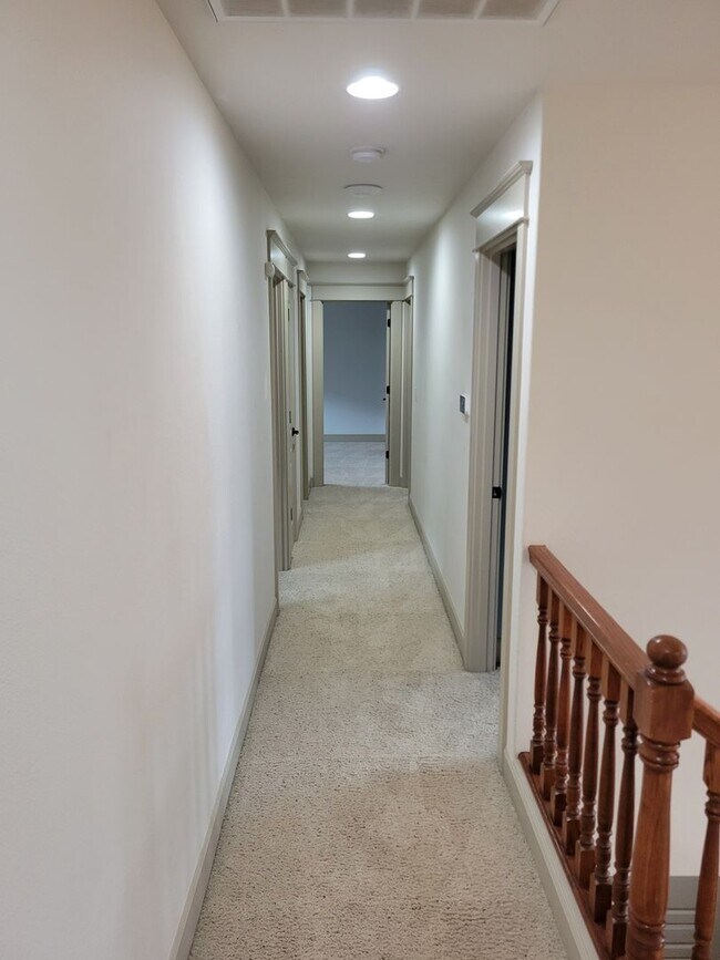Building Photo - Immaculate 5 Bedroom West Salem Home With a View