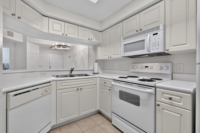 Building Photo - 3020 Alcazar Pl
