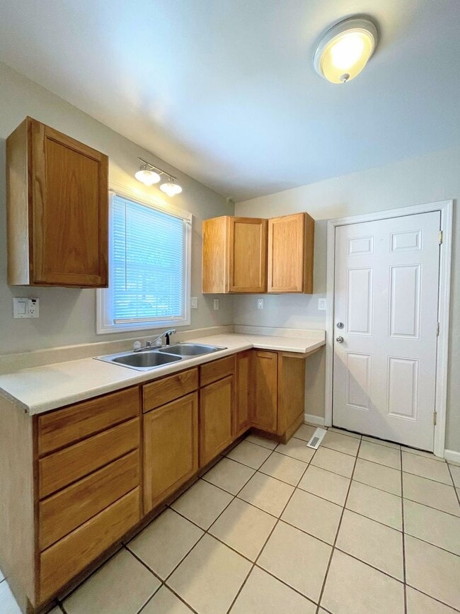 Building Photo - Nice 4 bedroom Home