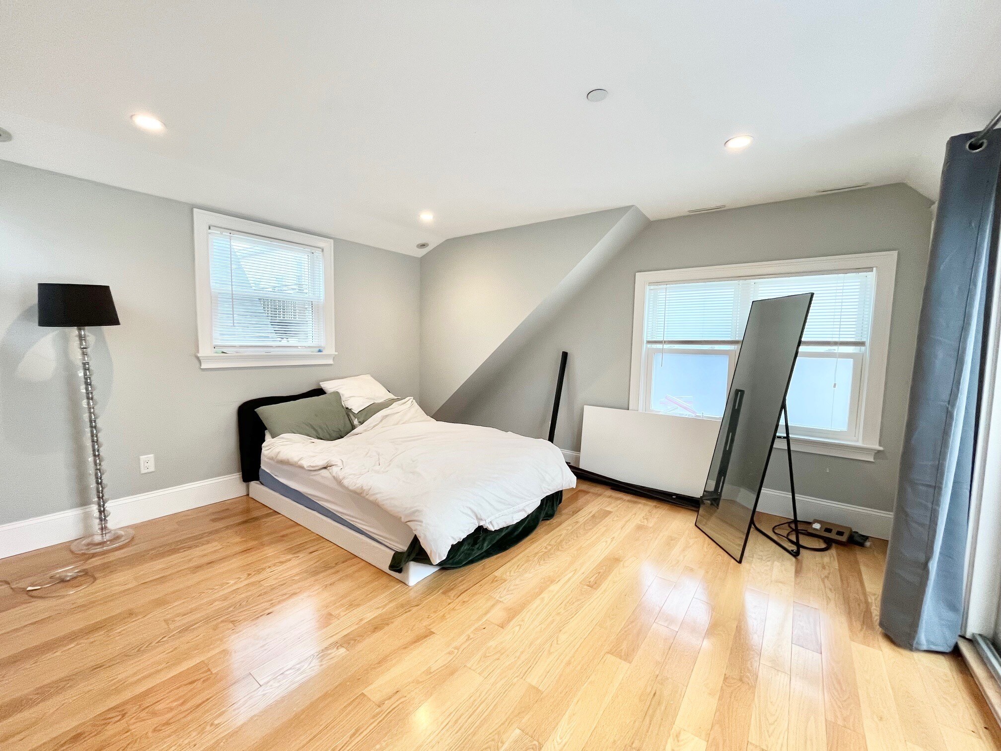 Building Photo - 180 Hillside St