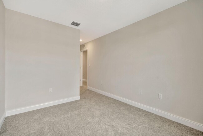 Building Photo - 148 SE Birch Ter