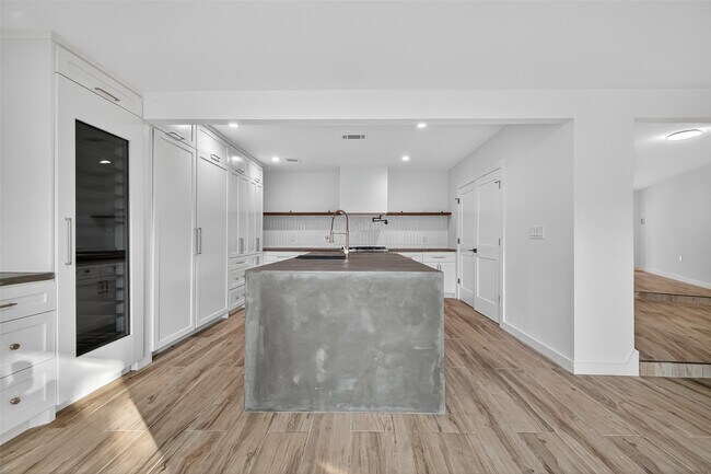 Building Photo - 3333 Calumet St