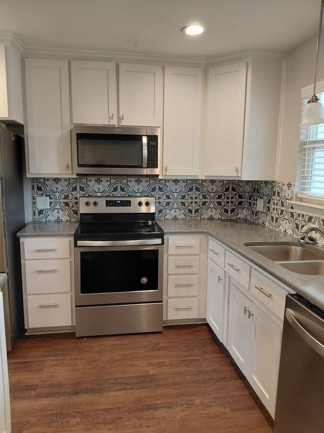 Building Photo - Adorable 3/2 with Garage Parking + Large backyard and gazebo!!