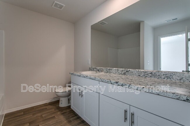 Building Photo - 2206 Yearling Dr