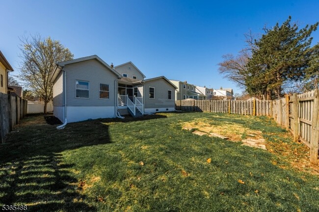Building Photo - 536 Spruce Ave