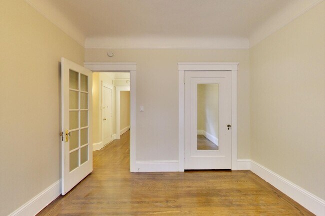 Building Photo - Parking! 2BR. Private Patio!  DISHWASHER! On-Site LAUNDRY! HARDWOOD!