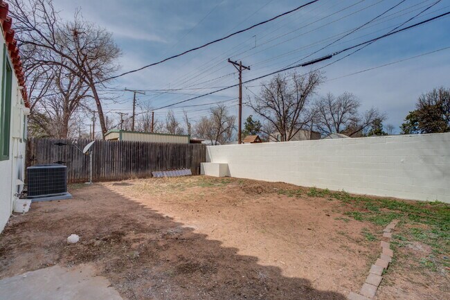 Building Photo - Charming & Private Fully Remodeled Studio Backhouse!