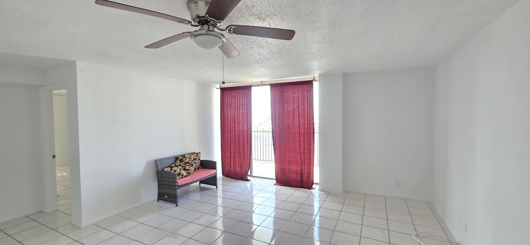 Bright living area - 1800 Collins Ave