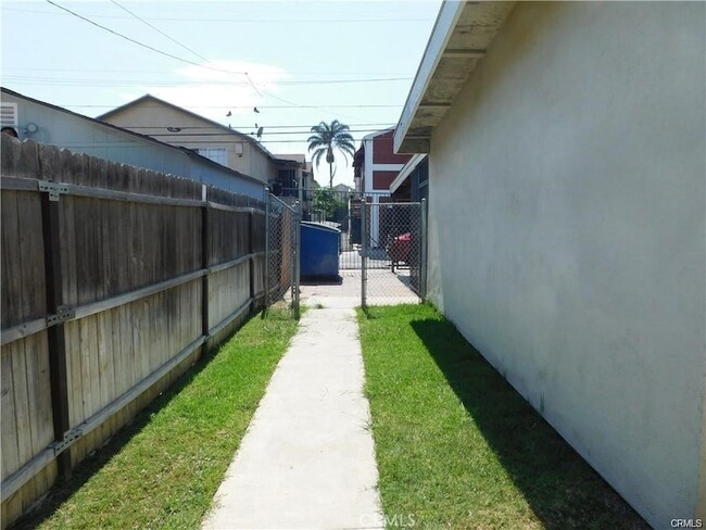 Building Photo - 327 S Kroeger St