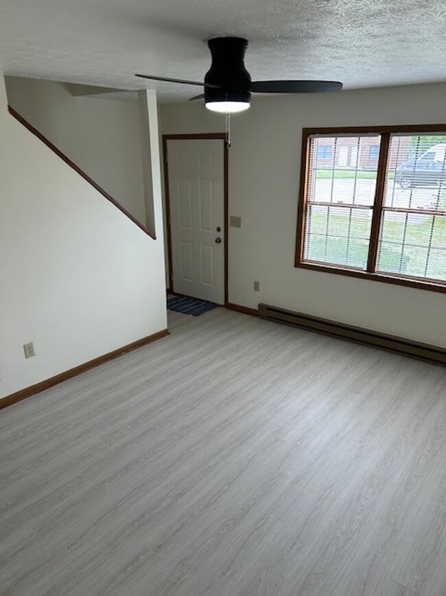 Building Photo - 1520 Hawk Cir