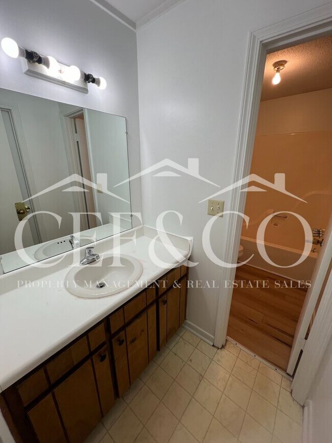 Building Photo - 108-B Stonecreek Dr