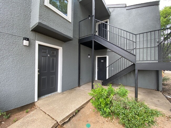 Primary Photo - Charming Unit with Vaulted Ceilings & Fire...