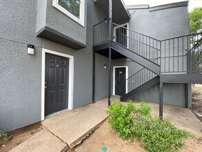 Building Photo - Charming Unit with Vaulted Ceilings & Fire...