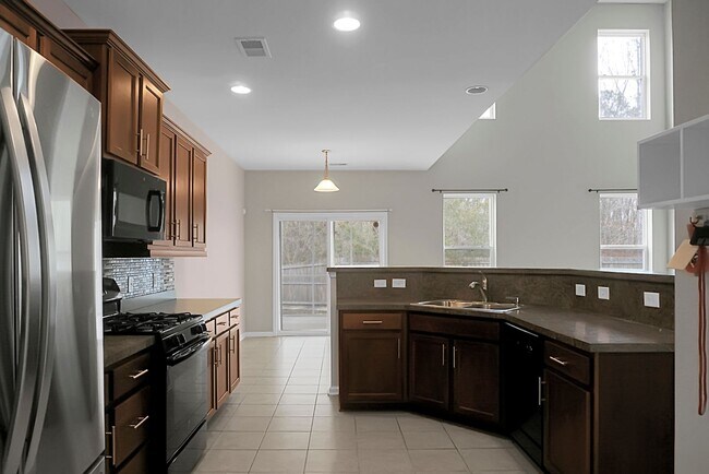 Building Photo - 3 bedrooms, 2.5 bathrooms  2-car garage in...