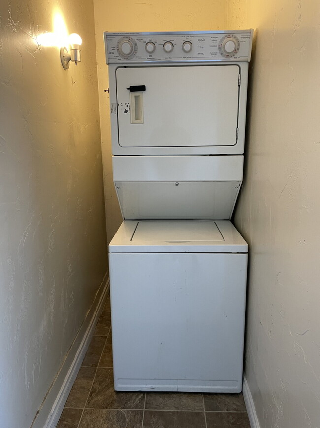 Building Photo - 3 bed 1 bath ground level apartment with n...