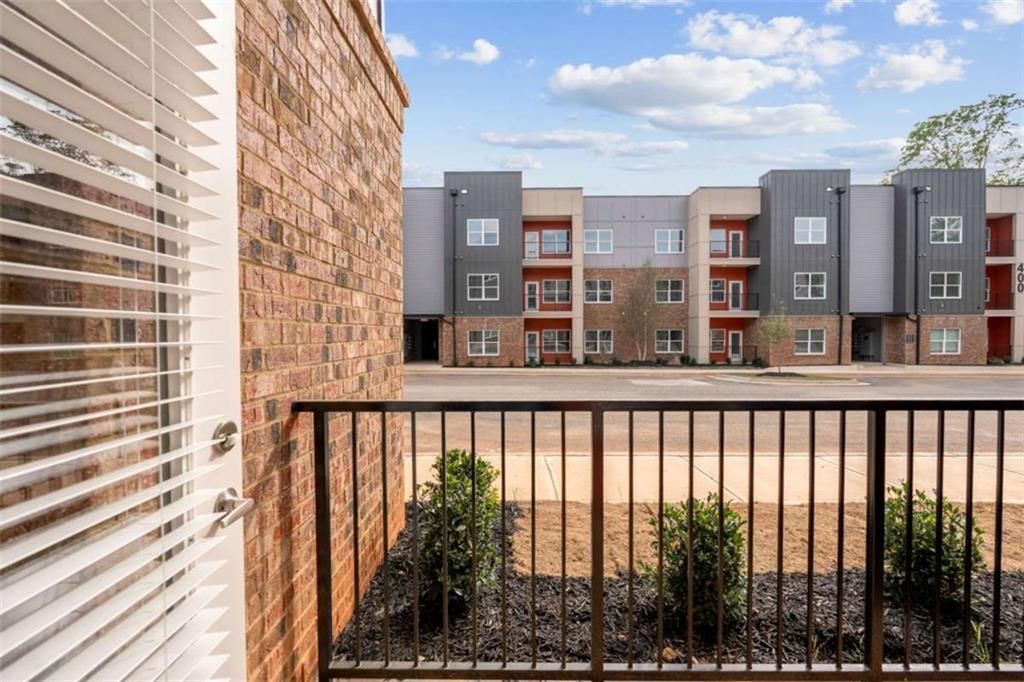 Building Photo - 2025 W Iris Dr SE