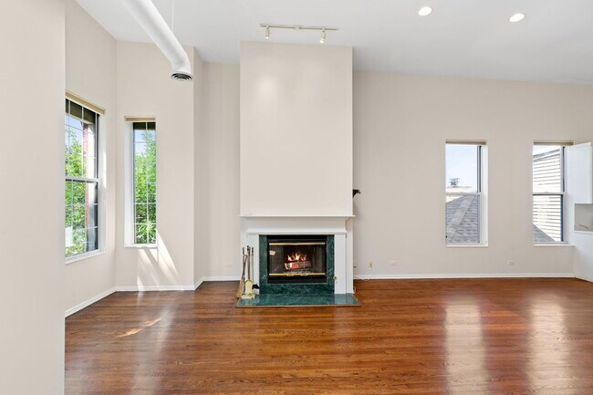 Building Photo - 1710 W Erie St