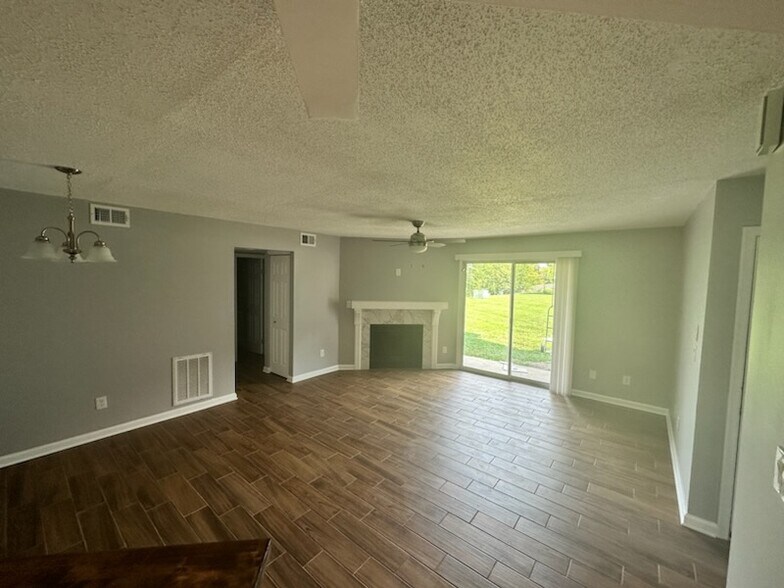 Living dining room - 1709 Rock Bridge Mews