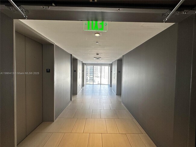 Building Photo - 1300 Brickell Bay Dr
