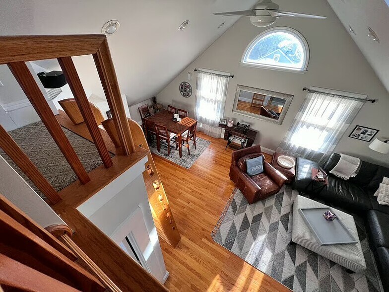 Building Photo - 127 Dodge St