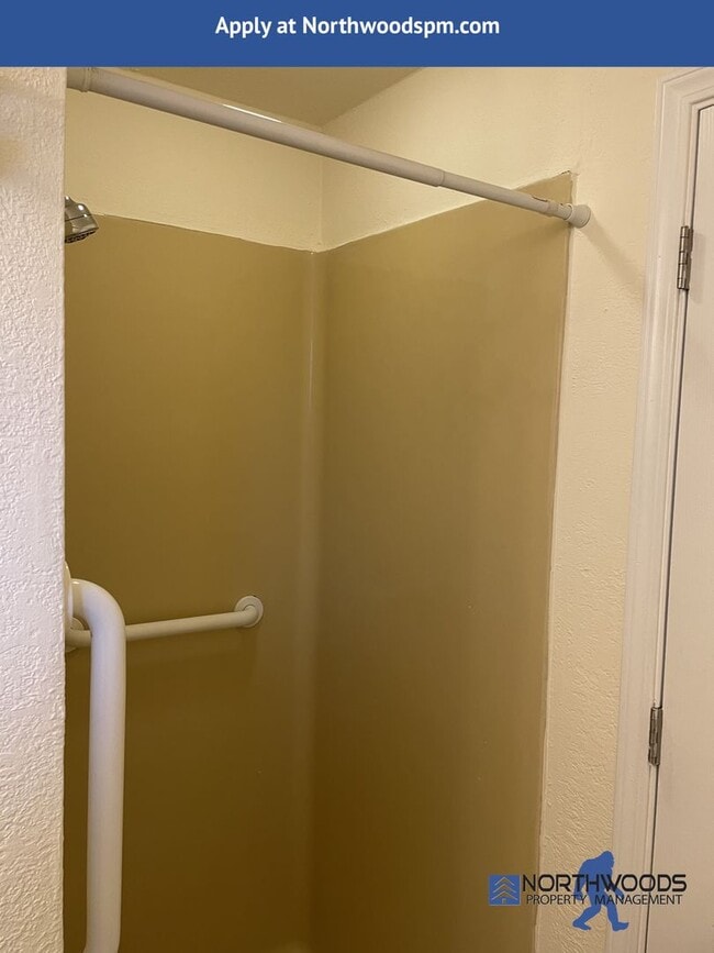 Building Photo - Very Nice 2 Bedroom 2 Bath Front duplex-All Utilities Include except Power