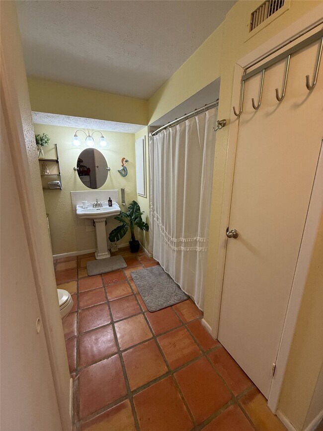 Building Photo - 500 Tiki Dr