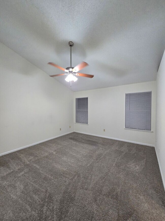 Building Photo - 3 Bedroom 2 Bath at Chimney Lakes