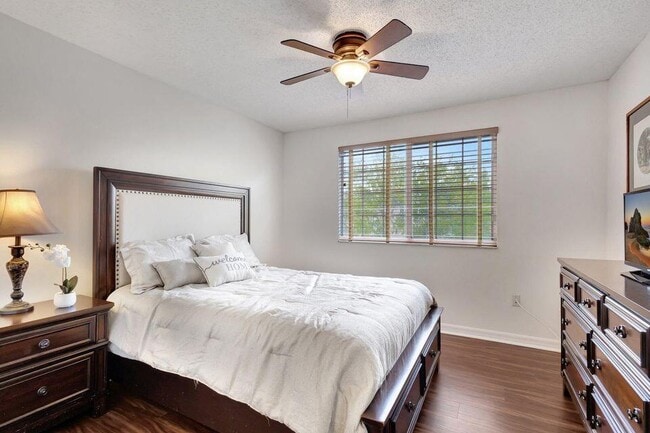 Building Photo - 1400 Crestwood Ct S