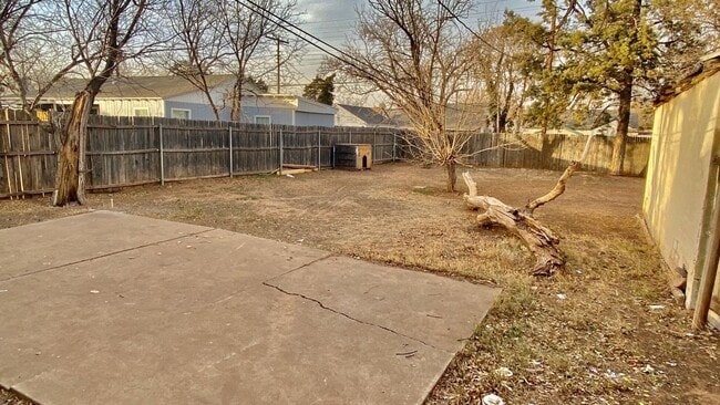 Building Photo - Handyman Special $0 First Month's Rent / “You fix, you SAVE BIG!!” Contact Mayshell for details: ...