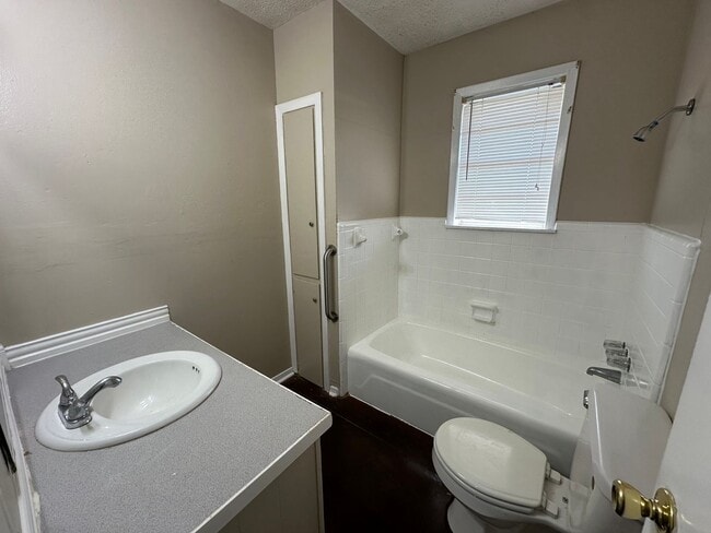 Building Photo - 210 Memory Ln