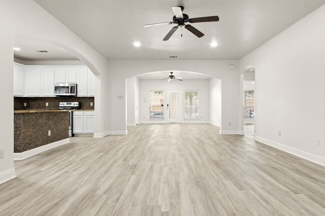 Building Photo - * MOVE IN SUMMER 7/25/2027 * 5 Bed 3 Bath,...