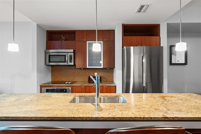 Building Photo - Modern 2 Bed/2 Bath Condo