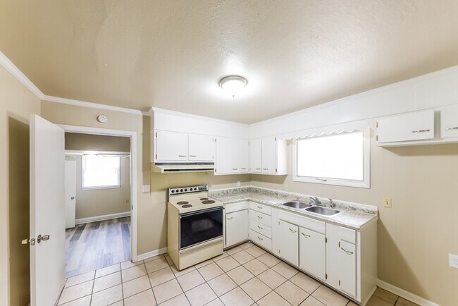 Building Photo - 7708 Saxon Dr SW