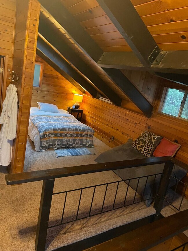 Building Photo - Great Views Large Loft