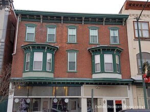 Building Photo - 624 Main St