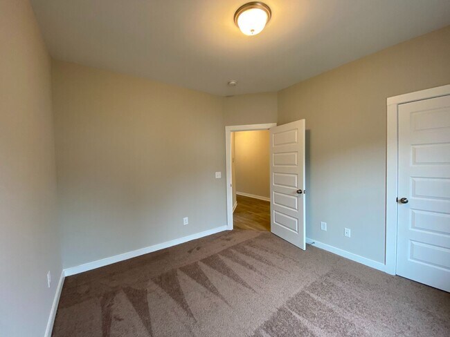 Building Photo - 65 Red Oak Ct
