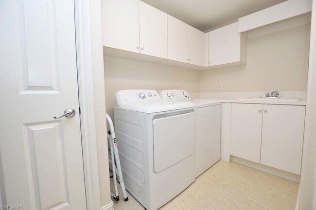 Building Photo - Beautifully decorated split 2/2 in stunnin...