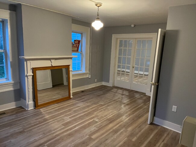 Building Photo - 9 E Broad Way