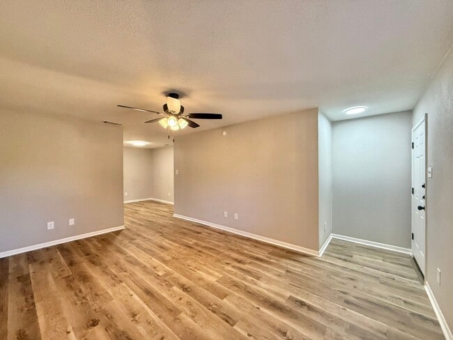 Building Photo - Tour Today!  Newly Renovated 2-Bedroom, 1-Bath Duplex!