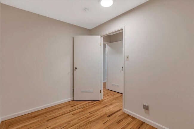 Building Photo - Beautifully Remodeled 4 Bedroom (+ bonus room and closet) 2 Bathroom Mountain View Home!